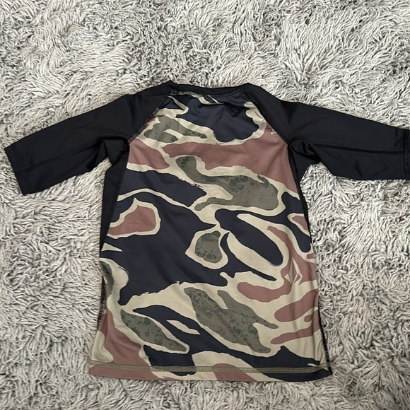 Boys Volcom Rashguard. - Picture 2 of 3